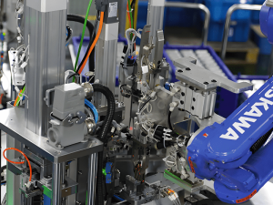 Sistema de ensamblaje automatizado de piezas moldeadas por inyección con carga automática