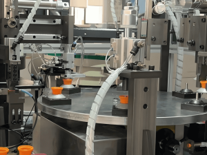 Huuhtelupainikkeen kokoonpanokone